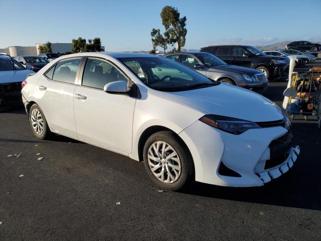 2T1BURHE5JC010502 - 2018 TOYOTA COROLLA L WHITE photo 4