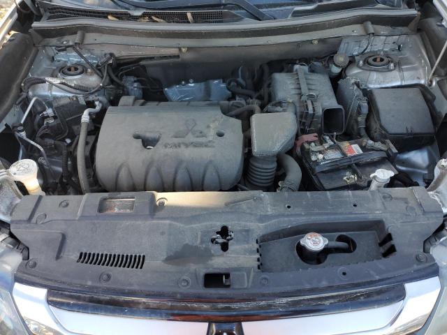 JA4AZ3A32JJ006389 - 2018 MITSUBISHI OUTLANDER SE 银色 照片 12
