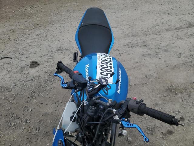 JKAEXEC11ADA49234 - 2010 KAWASAKI EX650 C Blau Foto 5