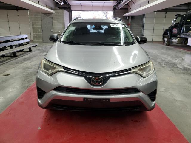 JTMZFREV3JD128774 - 2018 TOYOTA RAV4 LE Gümüş fotoğraf 5