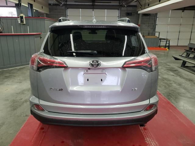 JTMZFREV3JD128774 - 2018 TOYOTA RAV4 LE Gümüş fotoğraf 6