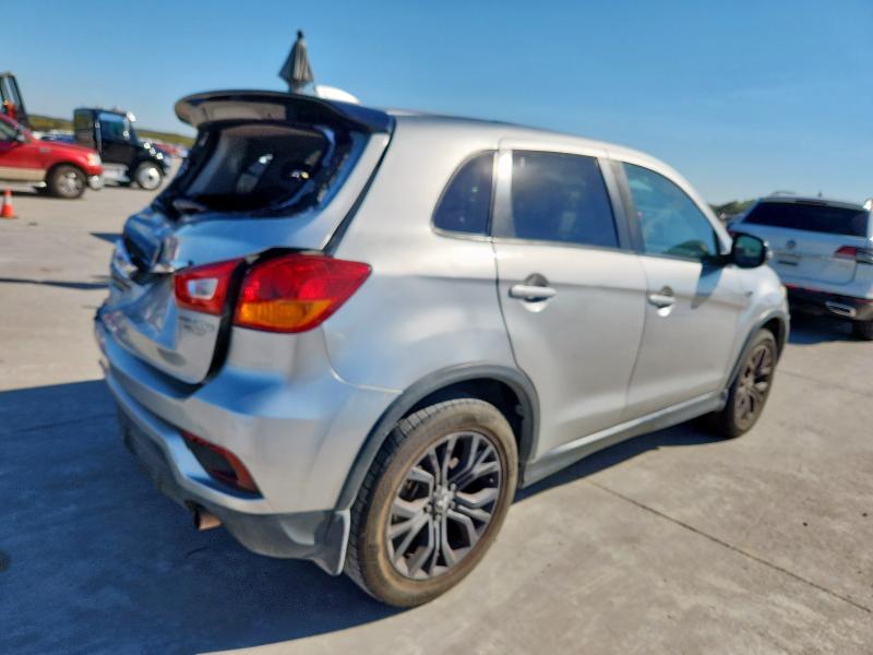 JA4AP3AU2JU005093 - 2018 MITSUBISHI OUTLANDER ES Արծաթագույն լուսանկար 3