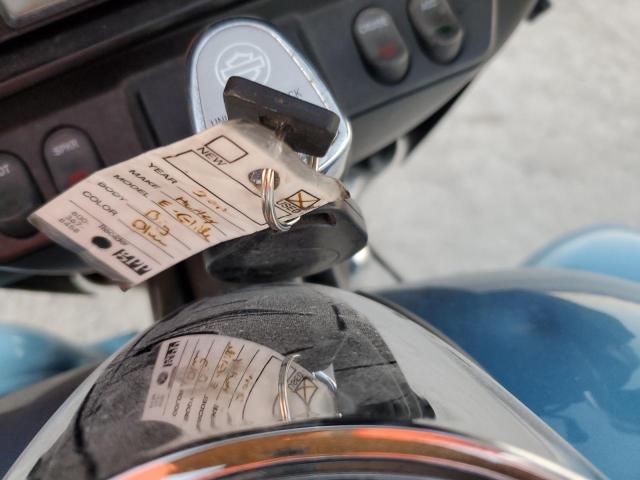 1HD1FC412BB660652 - 2011 HARLEY-DAVIDSON FLHTCU Blau Foto 8