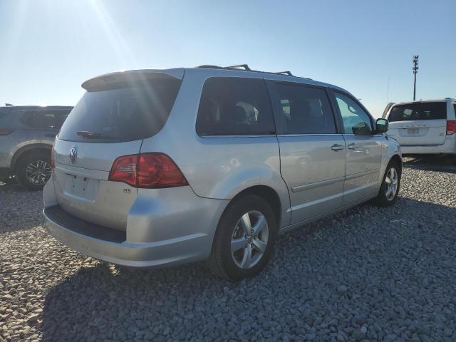 2V4RW3DG2BR766454 - 2011 VOLKSWAGEN ROUTAN SE SILVER photo 3
