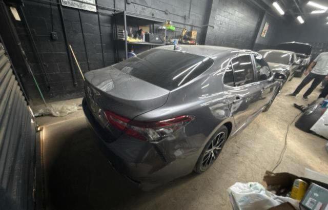 4T1G11AK4RU899030 - 2024 TOYOTA CAMRY SE NIGHT SHADE CHARCOAL photo 4