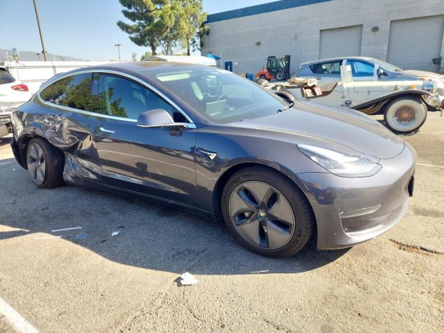 5YJ3E1EB1JF114431 - 2018 TESLA MODEL 3 Gris photo 4