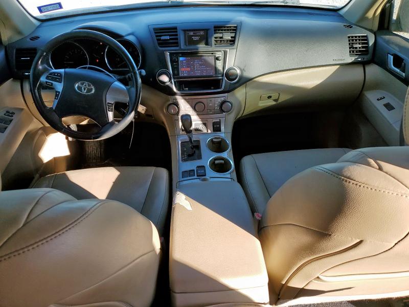 5TDZK3EHXDS112910 - 2013 TOYOTA HIGHLANDER BASE WHITE photo 8