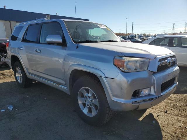 JTEBU5JR7D5118607 - 2013 TOYOTA 4RUNNER SR5 SILVER photo 4