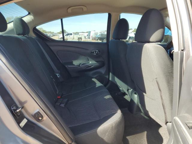 3N1CN7AP0GL819903 - 2016 NISSAN VERSA S ნაცრისფერი ფოტო 10