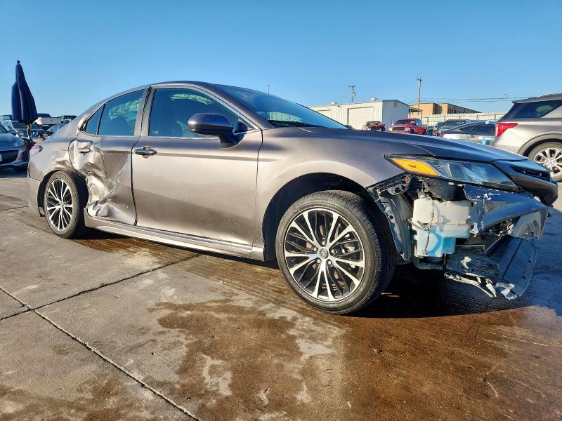 4T1B11HK5JU589022 - 2018 TOYOTA CAMRY L GRAY photo 4