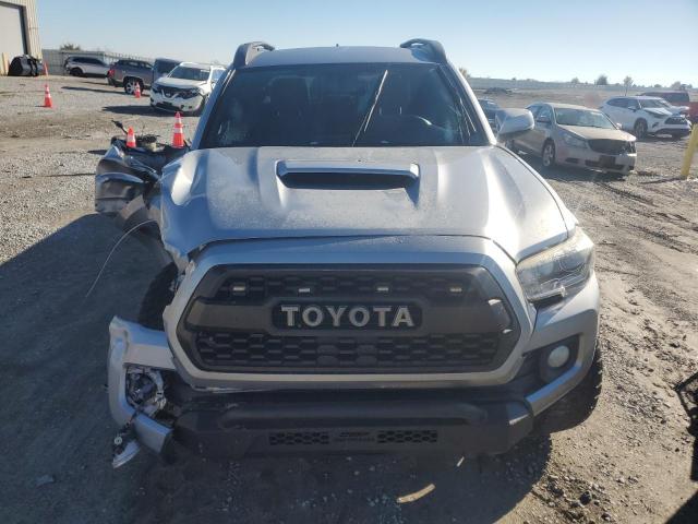 5TFDZ5BN7HX020343 - 2017 TOYOTA TACOMA DOUBLE CAB SILVER photo 5