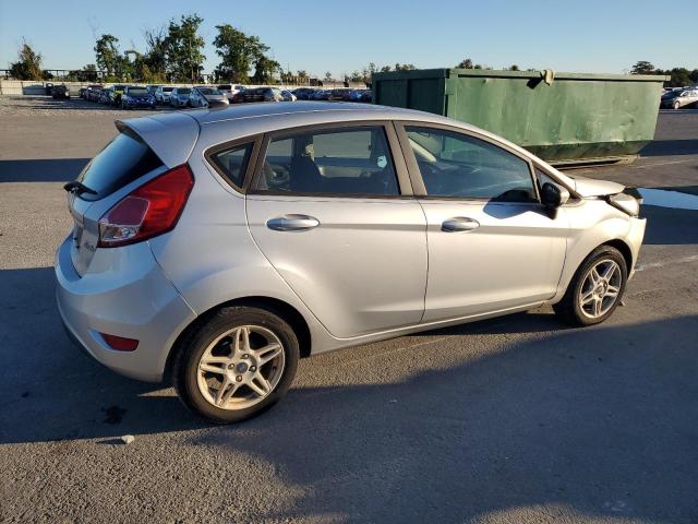 3FADP4EJ9JM123256 - 2018 FORD FIESTA SE 银色 照片 3