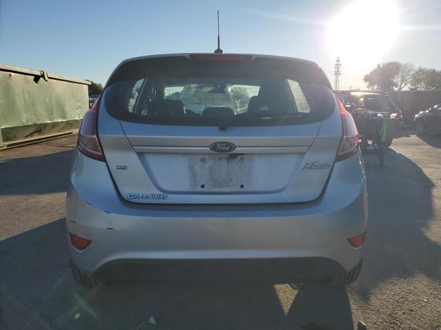 3FADP4EJ9JM123256 - 2018 FORD FIESTA SE 银色 照片 6