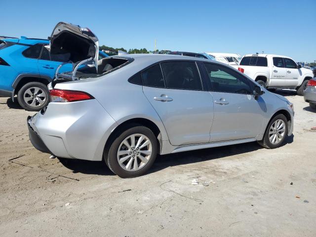 JTDBCMFEXR3061622 - 2024 TOYOTA COROLLA LE SILVER photo 3