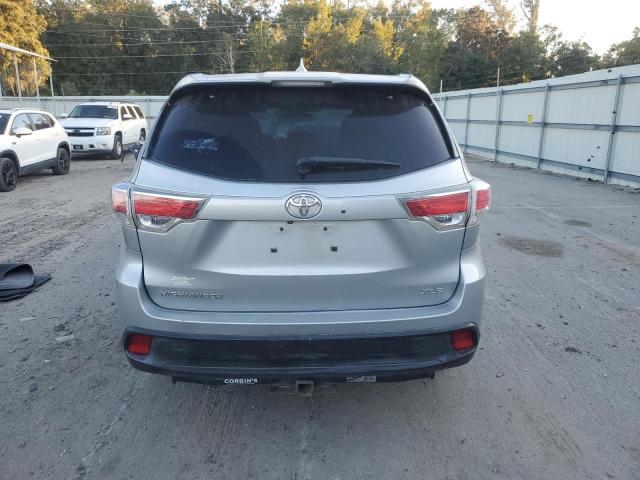 5TDKKRFH6FS064716 - 2015 TOYOTA HIGHLANDER XLE ვერცხლისფერი ფოტო 6