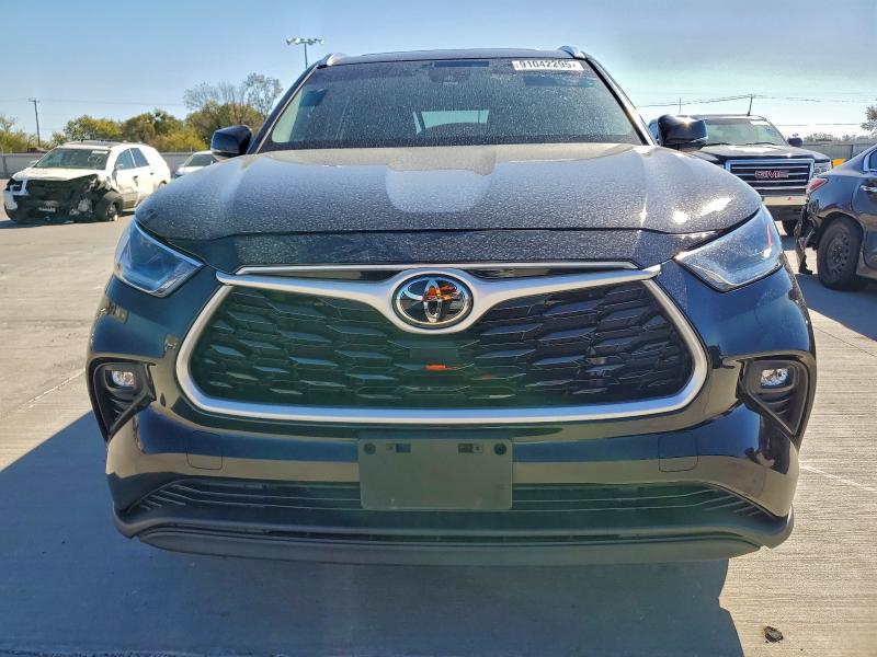 5TDGZRAH2MS080031 - 2021 TOYOTA HIGHLANDER XLE أسود صورة 5