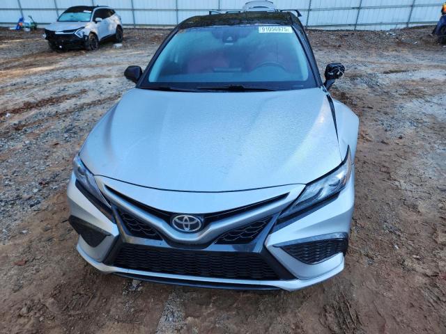 4T1K61AK8NU011966 - 2022 TOYOTA CAMRY XSE 银色 照片 5