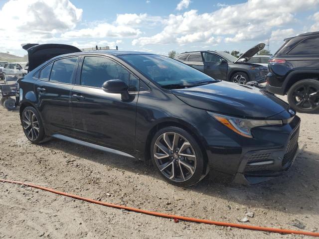 5YFP4RCE1LP014076 - 2020 TOYOTA COROLLA SE BLACK photo 4