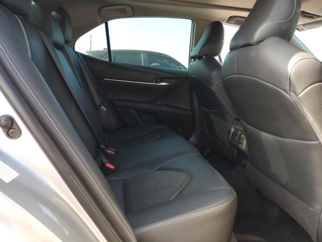 4T1BZ1HKXJU004587 - 2018 TOYOTA CAMRY XSE SILVER photo 10