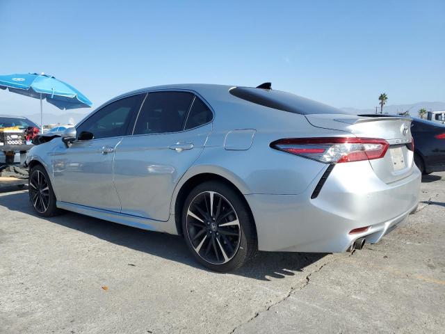 4T1BZ1HKXJU004587 - 2018 TOYOTA CAMRY XSE SILVER photo 2