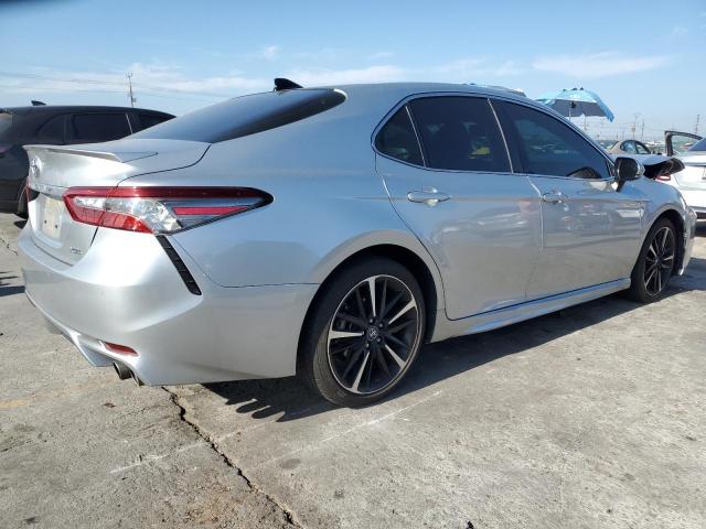 4T1BZ1HKXJU004587 - 2018 TOYOTA CAMRY XSE SILVER photo 3