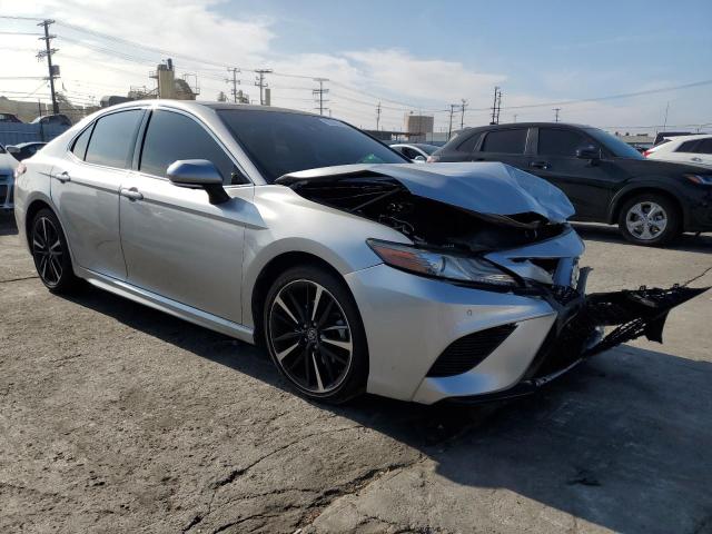 4T1BZ1HKXJU004587 - 2018 TOYOTA CAMRY XSE SILVER photo 4