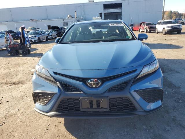 4T1G11AK0RU213890 - 2024 TOYOTA CAMRY SE NIGHT SHADE BLUE photo 5