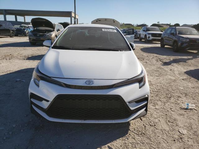 5YFS4MCE7RP180009 - 2024 TOYOTA COROLLA SE Weiß Foto 5