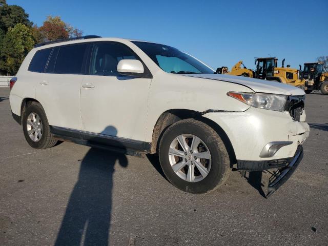 5TDBK3EH4BS064321 - 2011 TOYOTA HIGHLANDER BASE თეთრი ფოტო 4