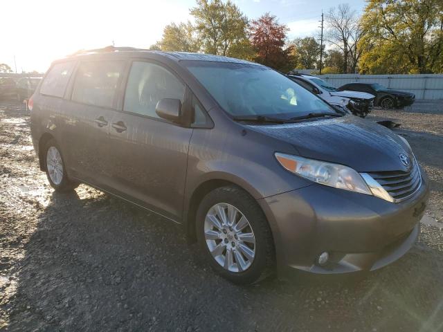 5TDDK3DCXDS059030 - 2013 TOYOTA SIENNA XLE 银色 照片 4
