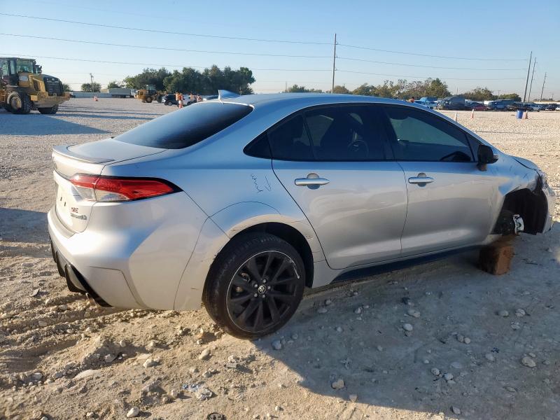 JTDBCMFE4P3026359 - 2023 TOYOTA COROLLA LE Srebrny zdjęcie 3