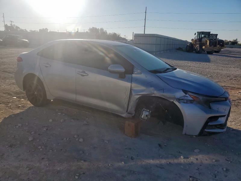 JTDBCMFE4P3026359 - 2023 TOYOTA COROLLA LE Srebrny zdjęcie 4