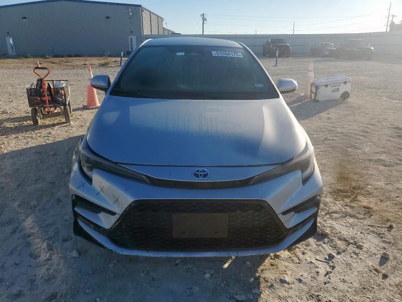 JTDBCMFE4P3026359 - 2023 TOYOTA COROLLA LE Srebrny zdjęcie 5