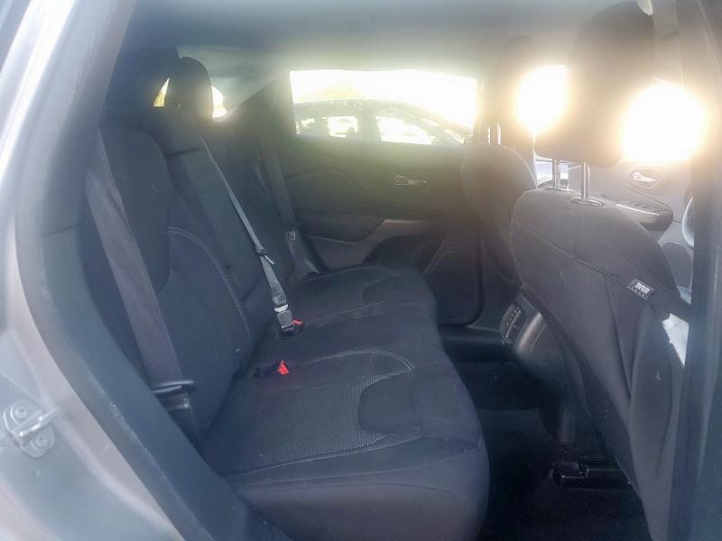 1C4PJLCB1KD240793 - 2019 JEEP CHEROKEE LATITUDE SILVER photo 11