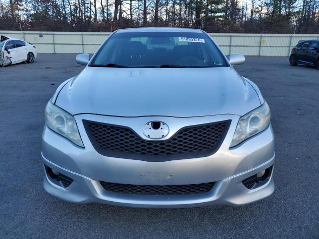 4T1BF3EKXAU041941 - 2010 TOYOTA CAMRY BASE فضي صورة 5