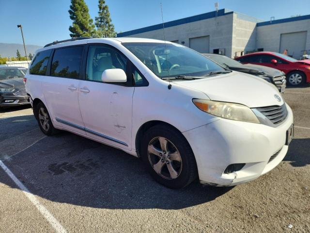 5TDKK3DC6BS077870 - 2011 TOYOTA SIENNA LE თეთრი ფოტო 4