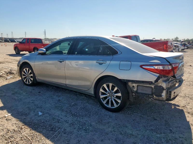 4T1BF1FK3HU643089 - 2017 TOYOTA CAMRY LE فضي صورة 2