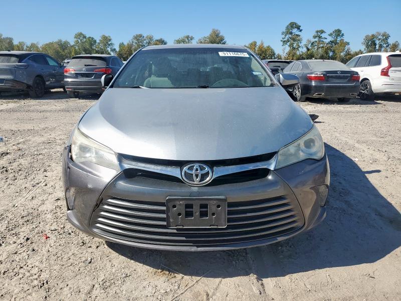 4T1BF1FK3HU643089 - 2017 TOYOTA CAMRY LE فضي صورة 5