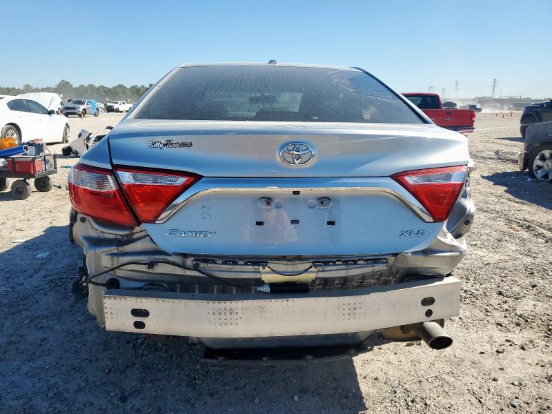 4T1BF1FK3HU643089 - 2017 TOYOTA CAMRY LE فضي صورة 6
