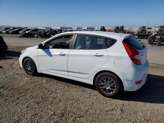 KMHCT5AE5HU300581 - 2017 HYUNDAI ACCENT SE WHITE photo 2
