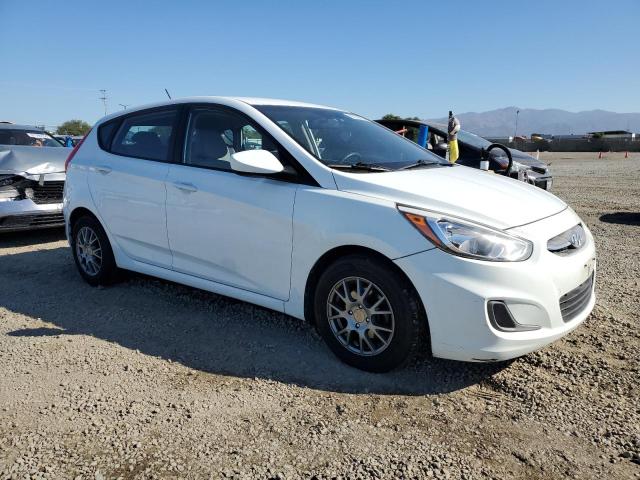 KMHCT5AE5HU300581 - 2017 HYUNDAI ACCENT SE WHITE photo 4