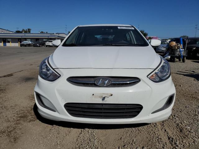 KMHCT5AE5HU300581 - 2017 HYUNDAI ACCENT SE WHITE photo 5