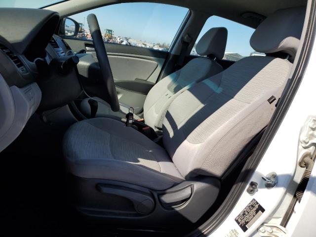 KMHCT5AE5HU300581 - 2017 HYUNDAI ACCENT SE WHITE photo 7