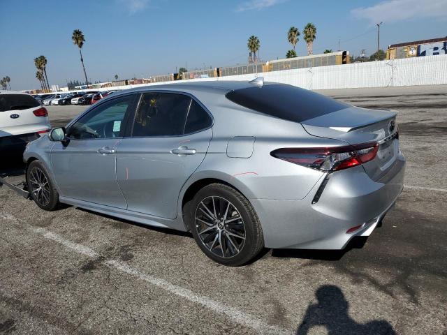 4T1G11AK8NU050545 - 2022 TOYOTA CAMRY SE SILVER photo 2