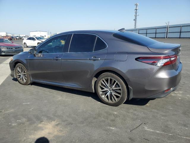4T1F11AKXMU475906 - 2021 TOYOTA CAMRY XLE Gris photo 2