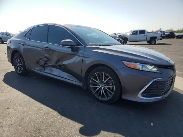 4T1F11AKXMU475906 - 2021 TOYOTA CAMRY XLE Gris photo 4