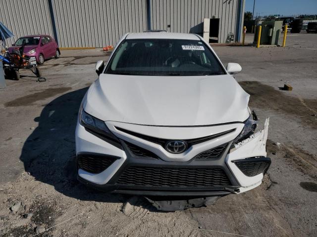 4T1T11AKXPU839572 - 2023 TOYOTA CAMRY SE NIGHT SHADE WHITE photo 5