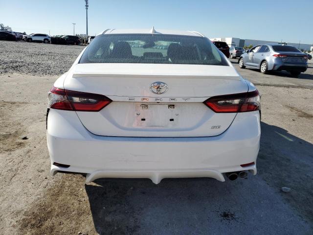 4T1T11AKXPU839572 - 2023 TOYOTA CAMRY SE NIGHT SHADE WHITE photo 6