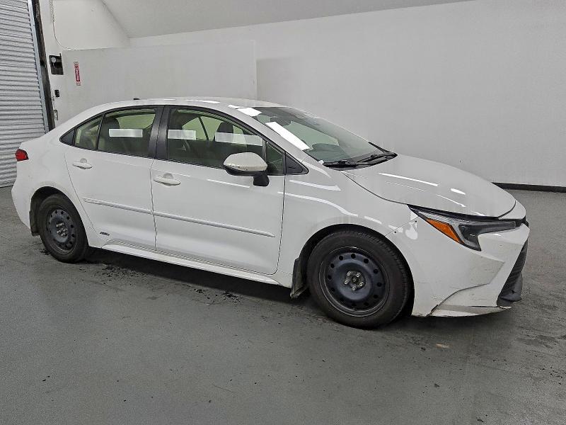 JTDBDMHE5P3000640 - 2023 TOYOTA COROLLA LE თეთრი ფოტო 4