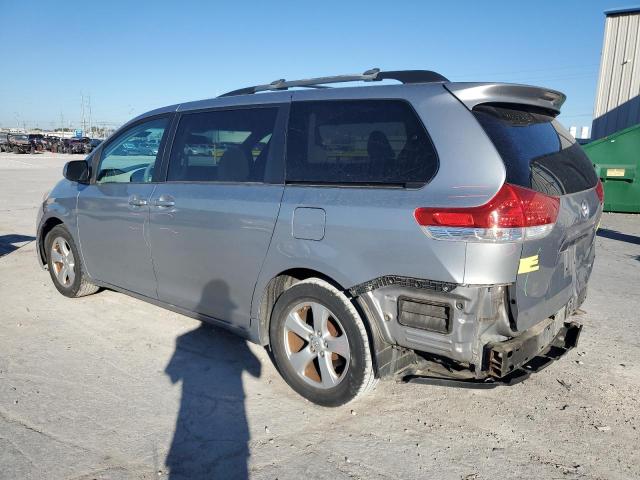 5TDKK3DC5DS323908 - 2013 TOYOTA SIENNA LE 银色 照片 2